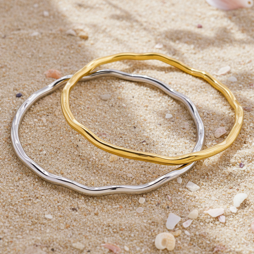 Bracelet jonc fin ondulé en acier inoxydable 316L doré et argenté.