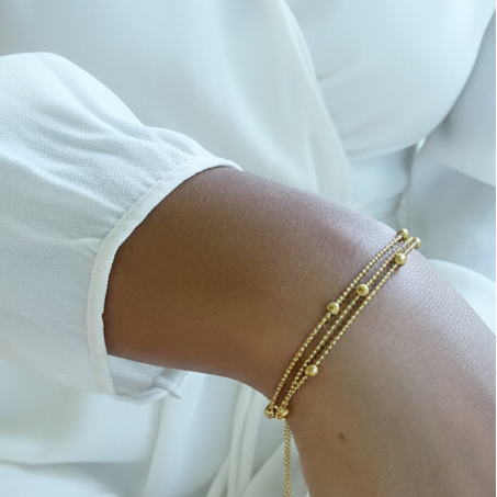 Bracelet femme porté en acier inoxydable doré à triple chaîne à billes et perles, bijou tendance au style chic et bohème