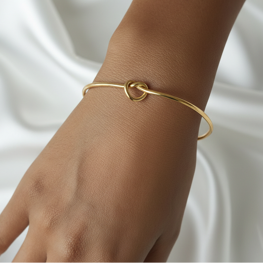 Bracelet manchette fin doré en acier inoxydable porté, orné d’un cœur, bijou tendance au style bohème chic