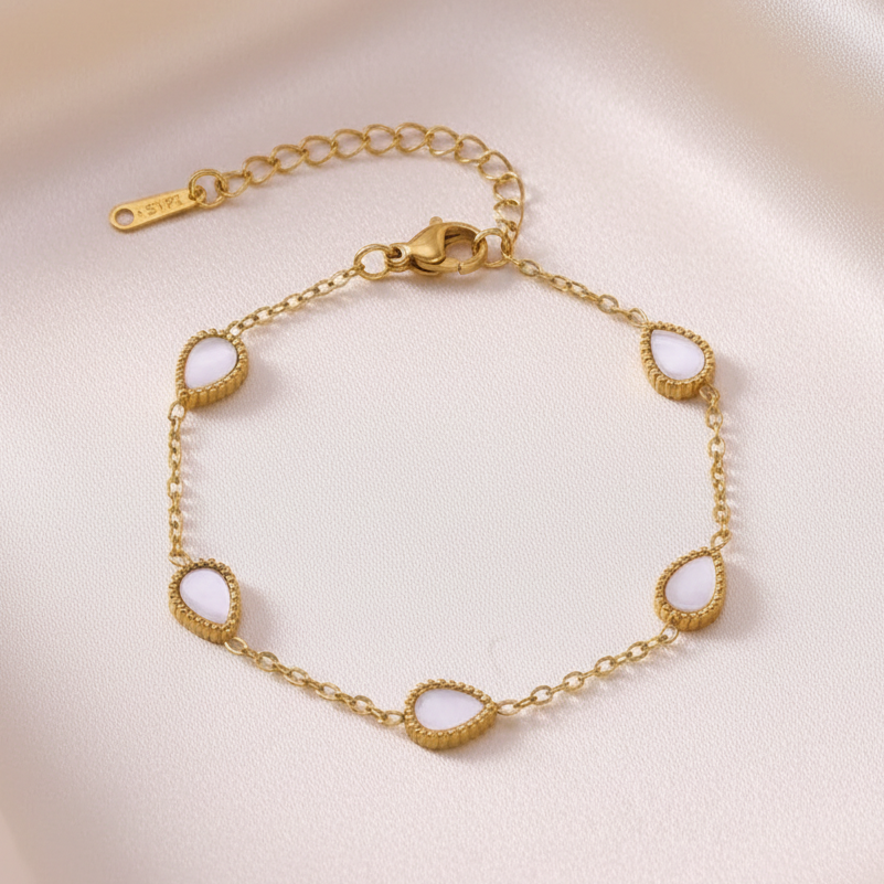 Bracelet doré en acier inoxydable 316L avec 5 gouttes en nacre véritable sur chaîne fine.