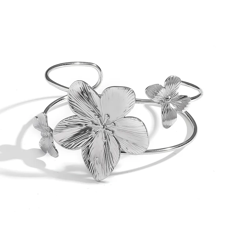 Bracelet manchette en acier inoxydable 316L argenté, décoré d’une grande fleur tropicale et de deux papillons.