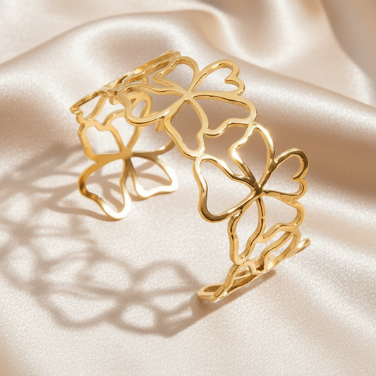 Bracelet manchette doré en acier inoxydable avec fleurs ajourées, au style chic et bohème, idéal pour femme