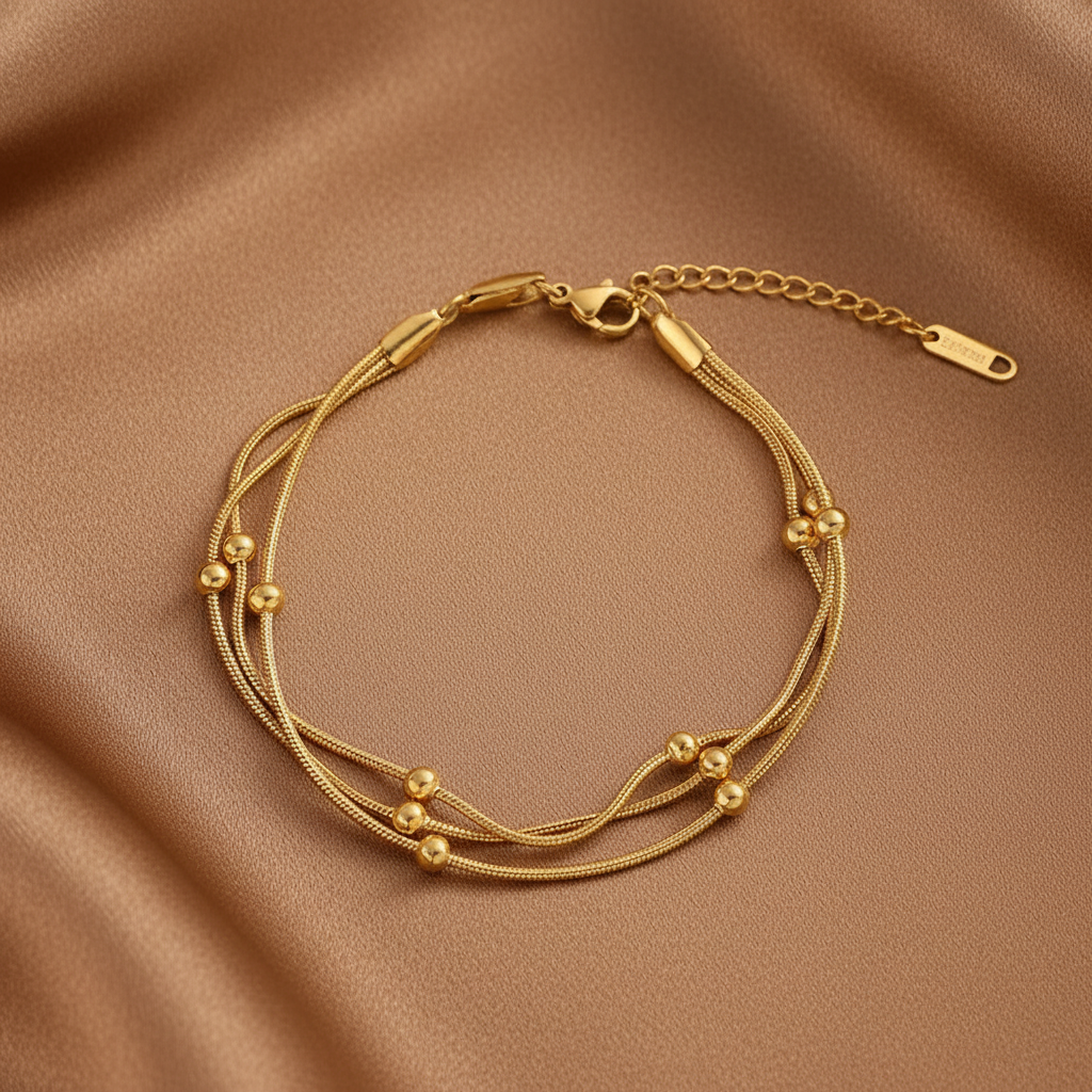 Bracelet triple chaîne serpent fine ornée de perles en acier inoxydable 316L doré.