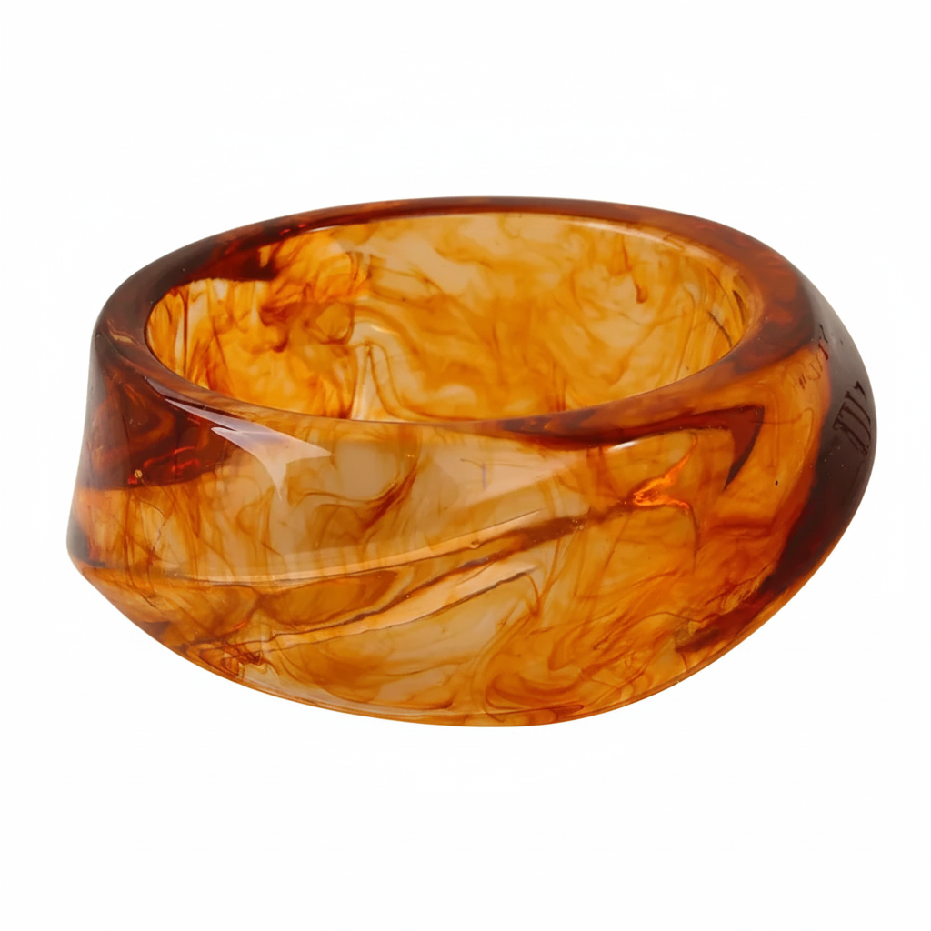Bracelet jonc géométrique en résine ambre fumé.