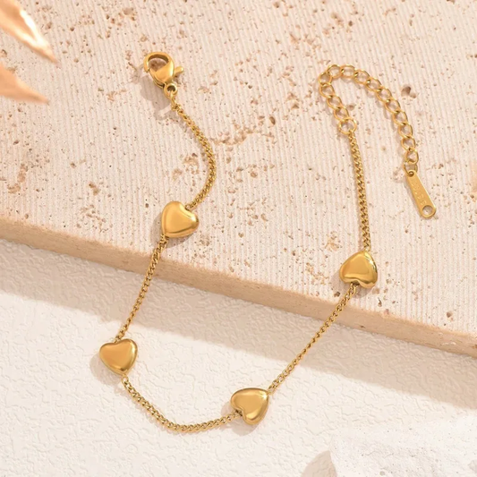 Bracelet femme en acier inoxydable doré, maille gourmette fine ornée de 4 cœurs, style bohème élégant