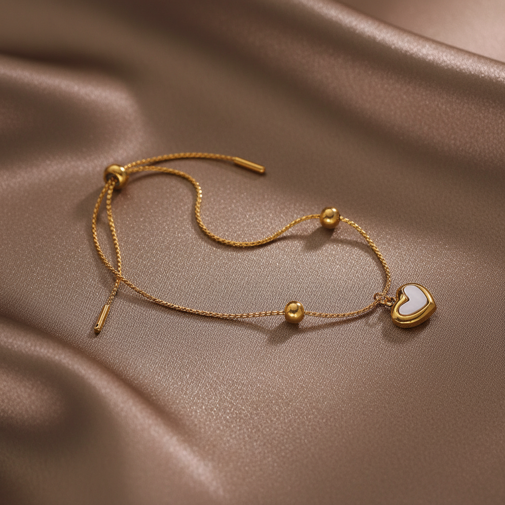 Bracelet en acier inoxydable 316L doré avec fermeture coulissante et pendentif cœur en nacre.