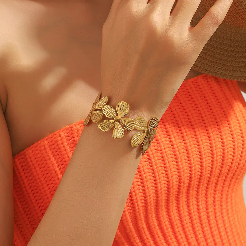 Bracelet manchette Fleurs SACHA – Acier chirurgical doré ou argenté