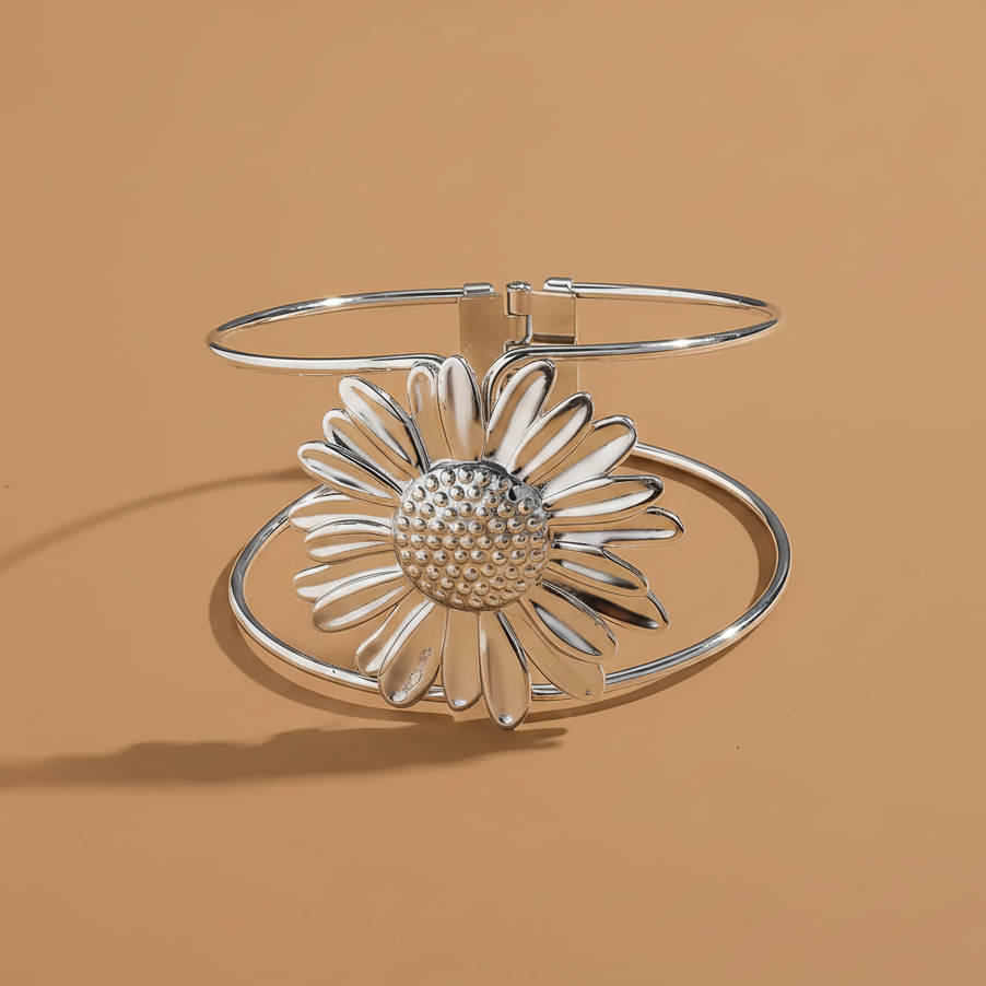 Bracelet manchette en acier inoxydable 316L argenté, décoré d’une grande fleur marguerite.