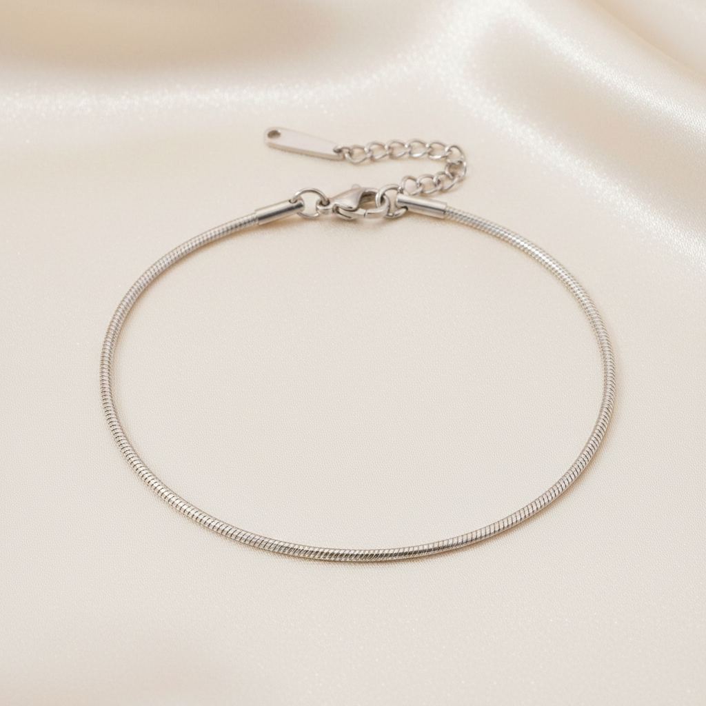Bracelet de cheville argenté en acier inoxydable 316L à fine maille serpent.