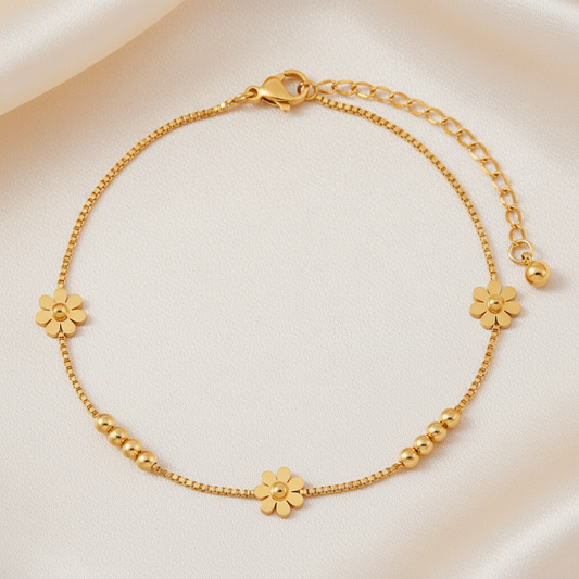 Bracelet de cheville en acier inoxydable 316L doré orné de 3 petites fleurs et 8 perles.