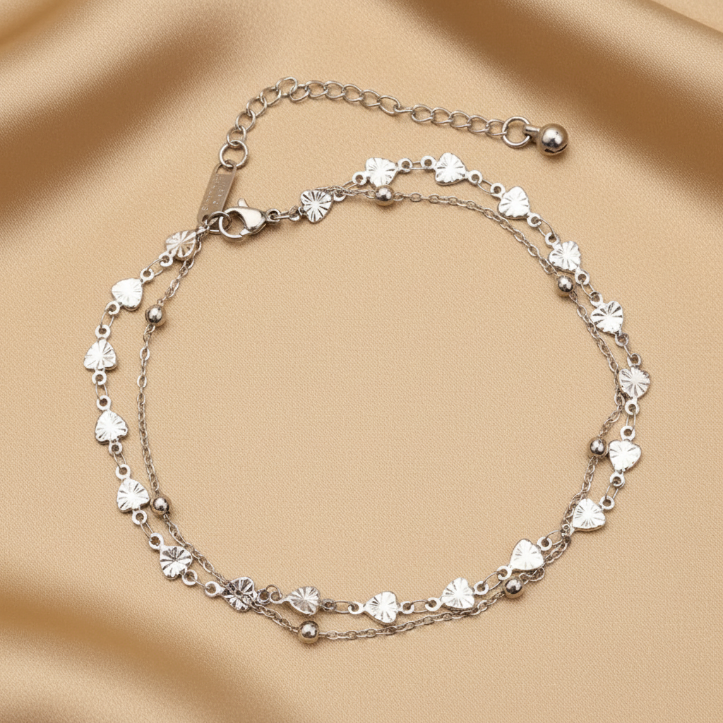 Bracelet de cheville argenté en acier inoxydable 316L à double chaîne avec perles et cœurs.
