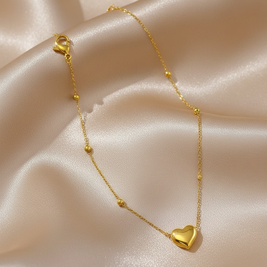 Bracelet de cheville en acier inoxydable 316L doré à chaîne fine décorée de petites perles et d'un coeur.