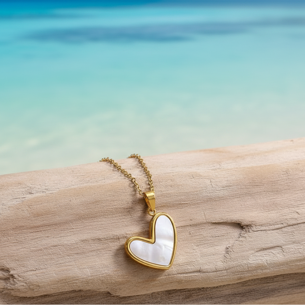 Collier doré en acier inoxydable 316L à fine chaîne maille forçat avec pendentif cœur stylisé en nacre.