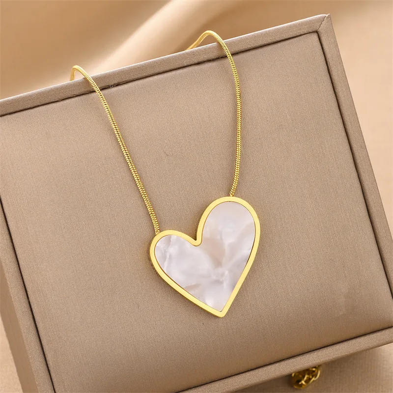 Collier Pendentif Coeur ALIETTE – Acier chirurgical doré et nacre