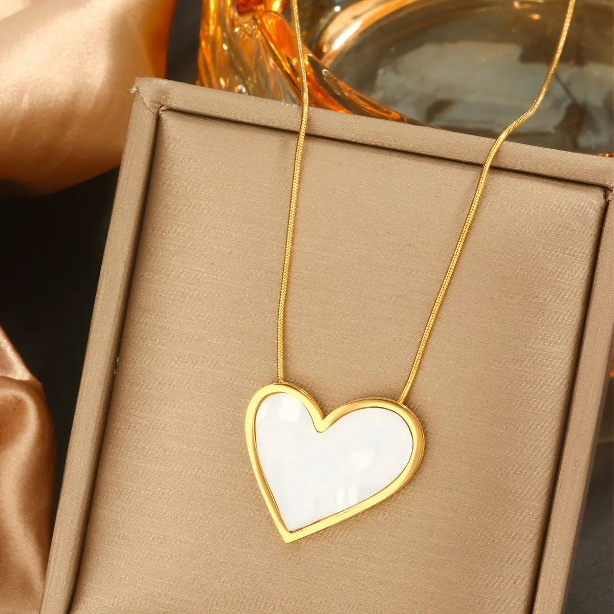 Collier Pendentif Coeur ALIETTE – Acier chirurgical doré et nacre