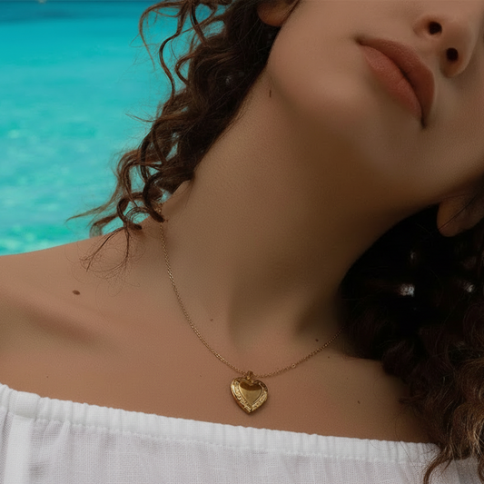 Femme portant un collier pendentif coeur à ouvrir en acier inoxydable 316L doré, avec chaîne maille cubaine, bijou chic et bohème et tendance