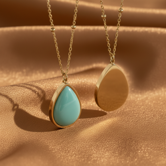 Collier doré en acier inoxydable à chaîne fine maille forçat perlée orné d'un pendentif en amazonite naturelle et son verso.