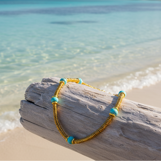 Collier doré en acier inoxydable 316L avec pierres naturelles turquoise.