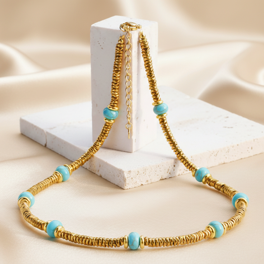Collier doré en acier chirurgical avec pierres naturelles turquoise, bijou bohème proposé par Swann Bijoux en Guadeloupe