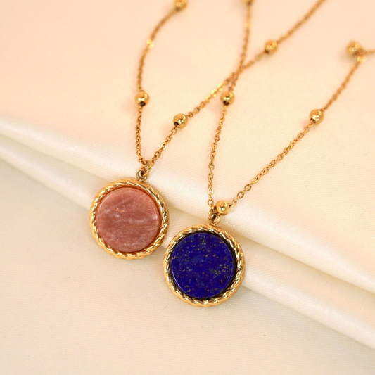 Collier doré en acier chirurgical avec pierres naturelles Lapis-Lazuli et Pierre de Soleil – bijou bohème chic – Swann Bijoux