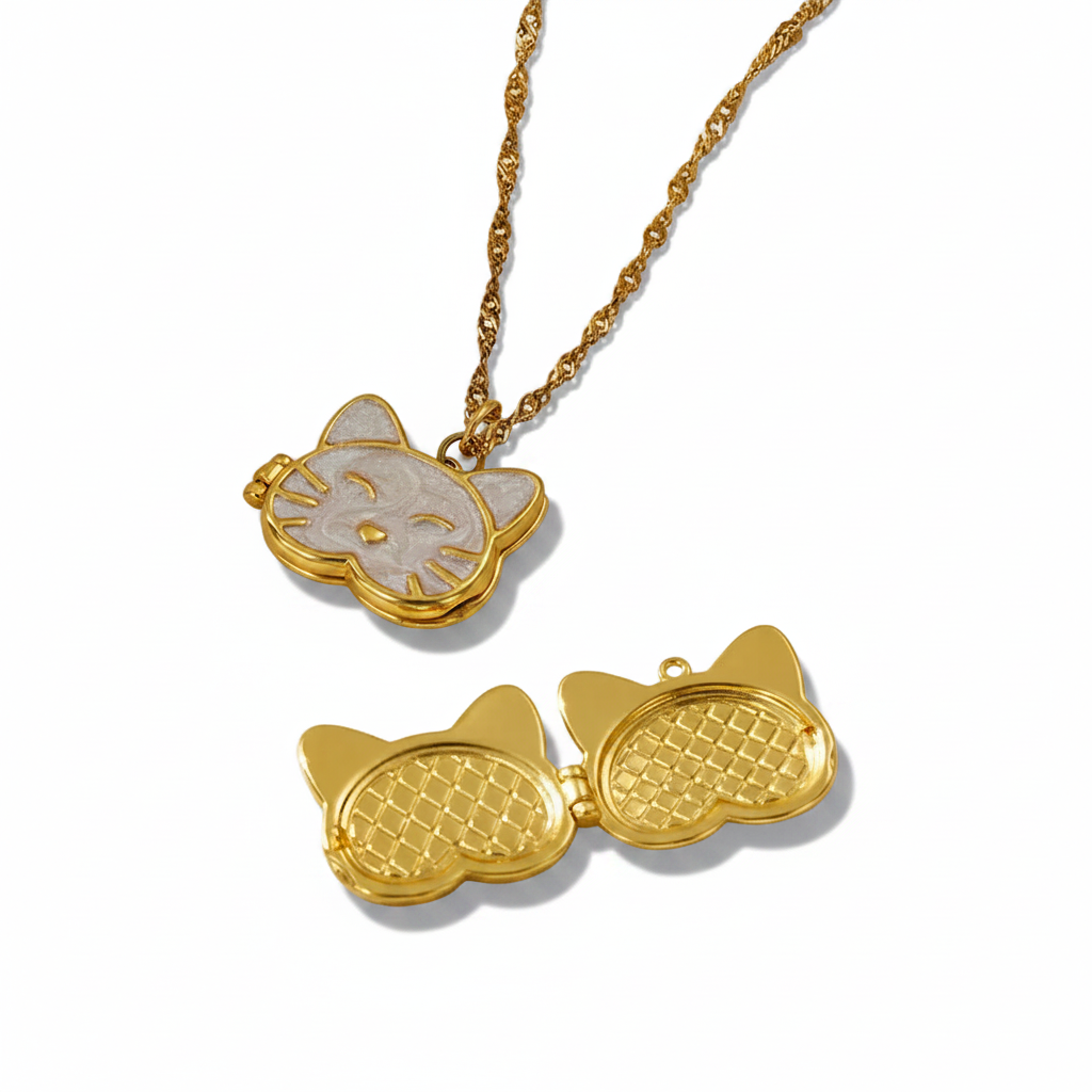 Collier doré en acier inoxydable à fine maille torsadée avec pendentif tête de chat ouvrant émaillé blanc.