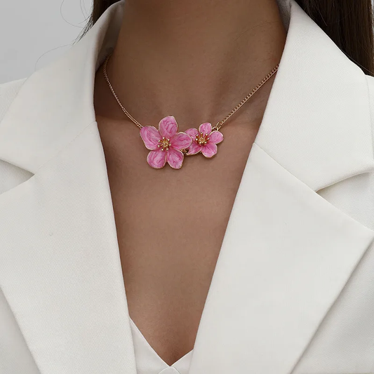 Femme portant un collier doré en alliage de zinc avec pendentif composé de deux fleurs roses, bijou bohème