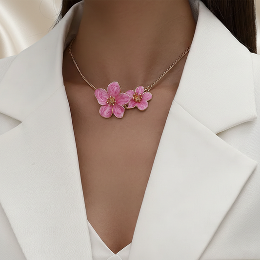 Femme portant un collier doré en alliage de zinc avec pendentif composé de deux fleurs roses, bijou bohème