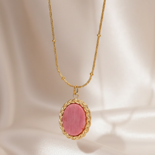 Zoom sur collier doré en acier inoxydable à fine maille corde avec perles dorées et pendentif en rhodochrosite naturelle, style bohème chic