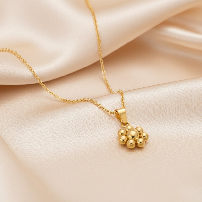 Collier doré en acier inoxydable à fine chaîne maille forçat et pendentif fleur stylisée, bijou minimaliste