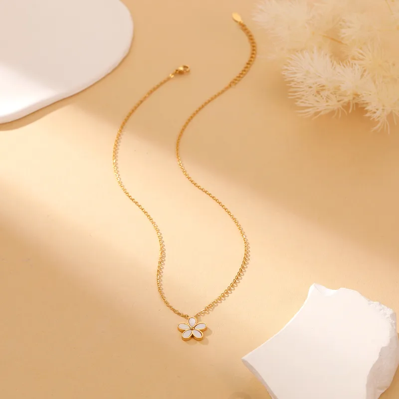 Collier Fleur LOVELY en acier chirurgical doré et nacre