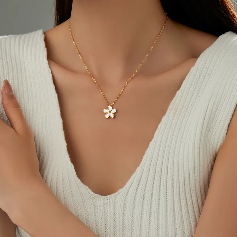 Collier Fleur LOVELY en acier chirurgical doré et nacre
