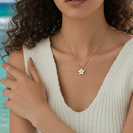 Femme portant un collier doré en acier inoxydable, pendentif fleur en nacre, style bohème