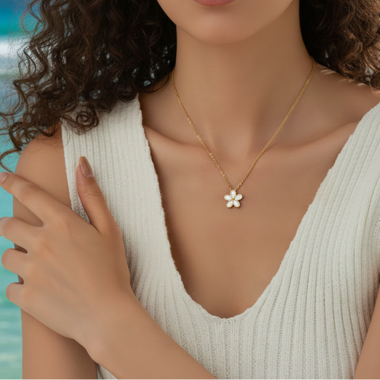 Femme portant un collier doré en acier inoxydable, pendentif fleur en nacre, style bohème