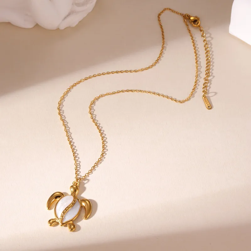Collier pendentif Tortue MAUII en acier inoxydable doré