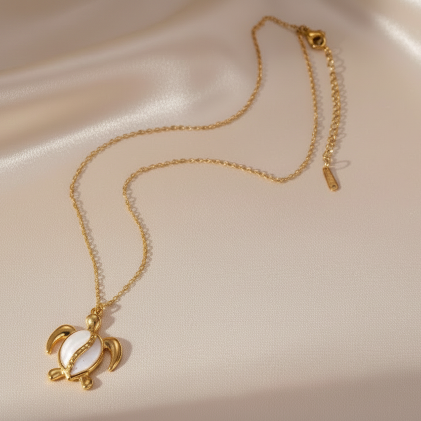 Collier doré orné d'un pendentif tortue en acier inoxydable et émail blanc