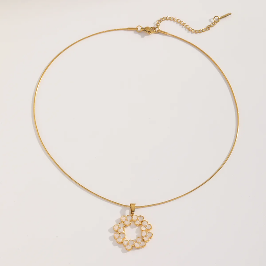 Collier en acier inoxydable doré maille serpent et pendentif couronne de fleurs émail blanc