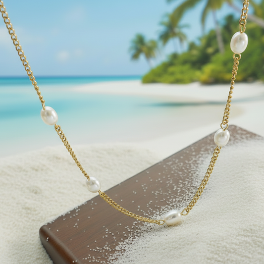 Collier doré en acier 316L à maille gourmette et 5 perles naturelles, bijou romantique proposé par Swann Bijoux en Guadeloupe