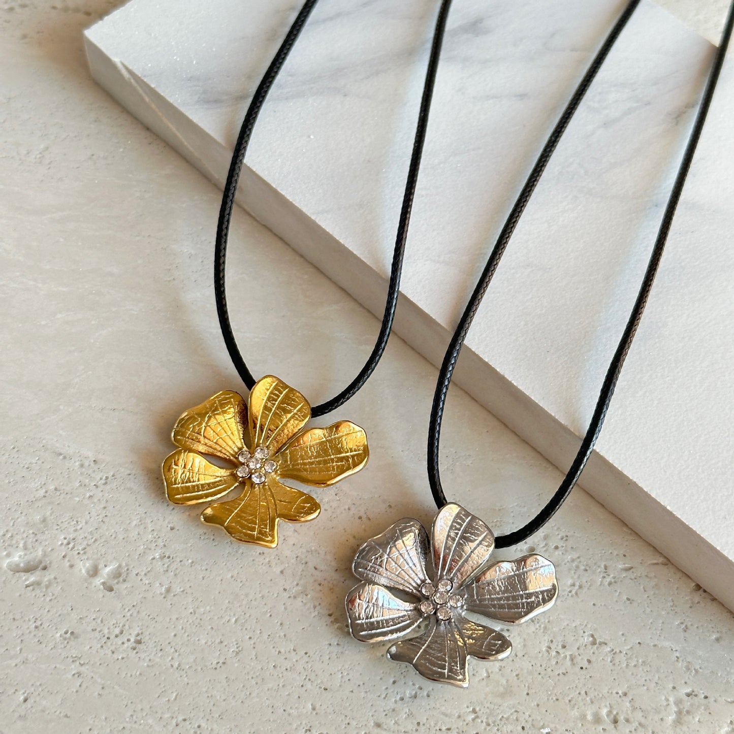 Collier Fleur style bohème OXANA en acier chirurgical, zirconium et cuir