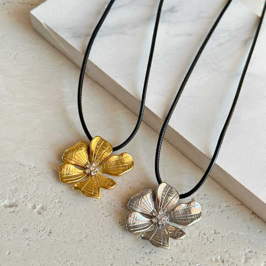 Collier fleur doré ou argenté en acier inoxydable, cœur avec six zirconiums blancs, cordon cuir noir, bijou bohème