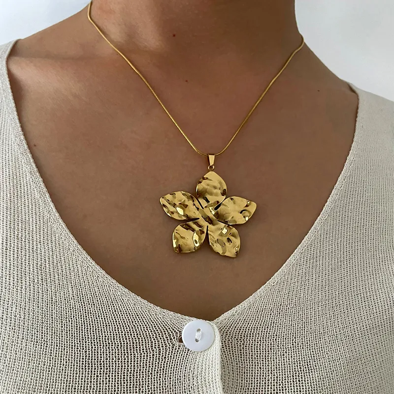Collier Grande Fleur SWANN en acier chirurgical doré