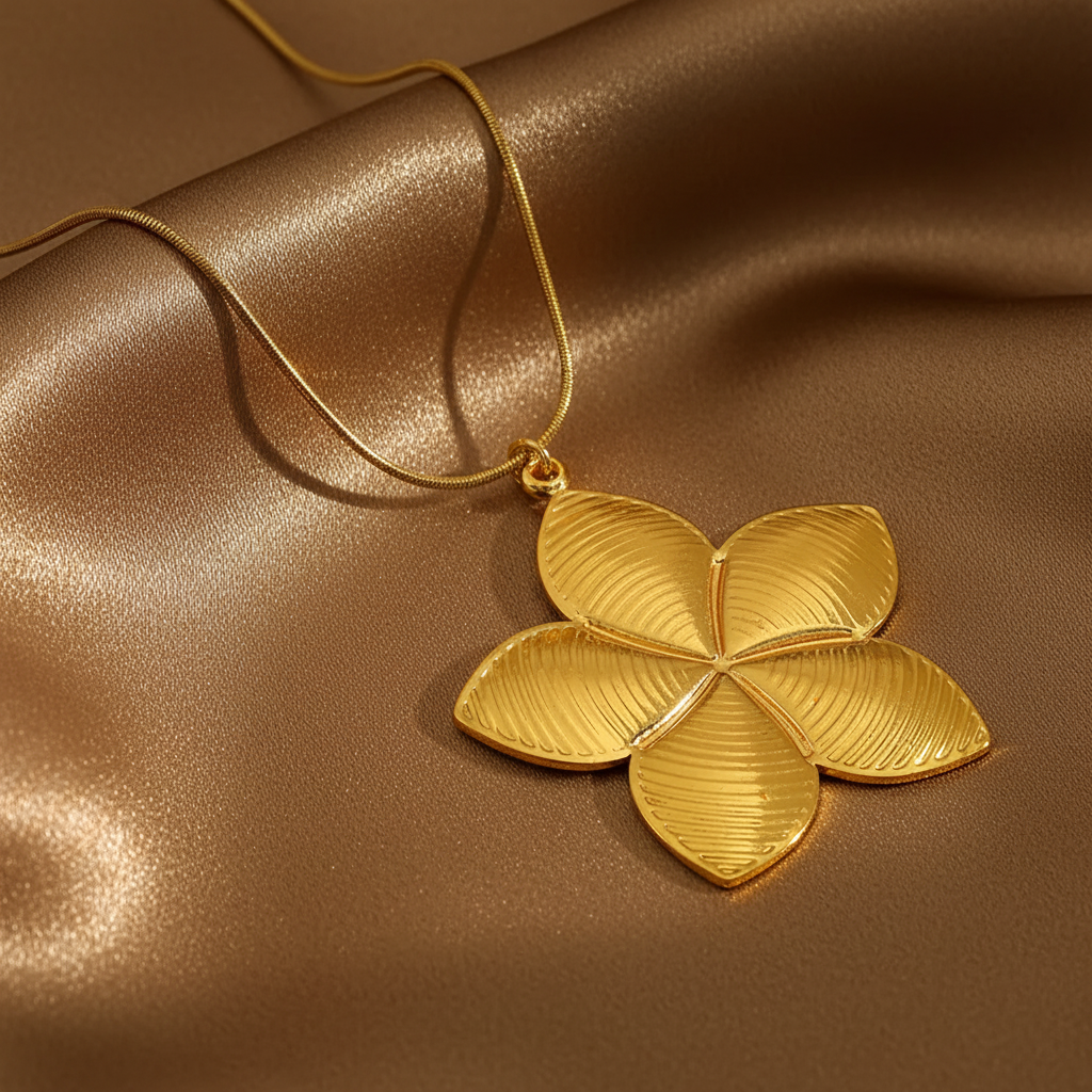 collier doré en acier inoxydable à chaîne maille serpent orné d'un pendentif grande fleur tropicale de tiaré.