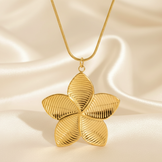 Zoom sur collier doré en acier inoxydable maille serpent avec pendentif grande fleur tropicale, bijou bohème