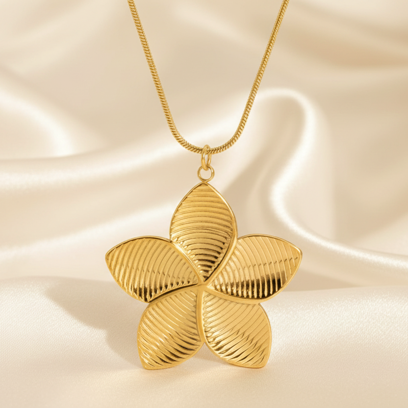 Zoom sur collier doré en acier inoxydable maille serpent avec pendentif grande fleur tropicale, bijou bohème