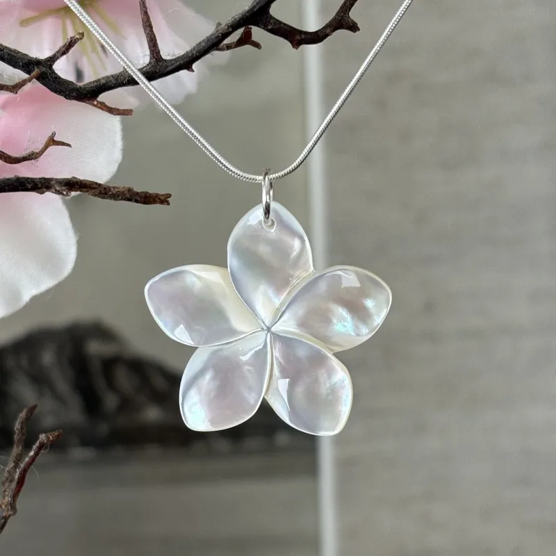 Collier VAHINE en acier inoxydable et pendentif Fleur en nacre