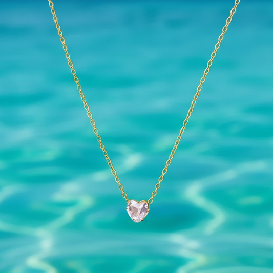 Collier doré en acier inoxydable 316L avec pendentif petit coeur en strass blanc et chaîne fine maille forçat.