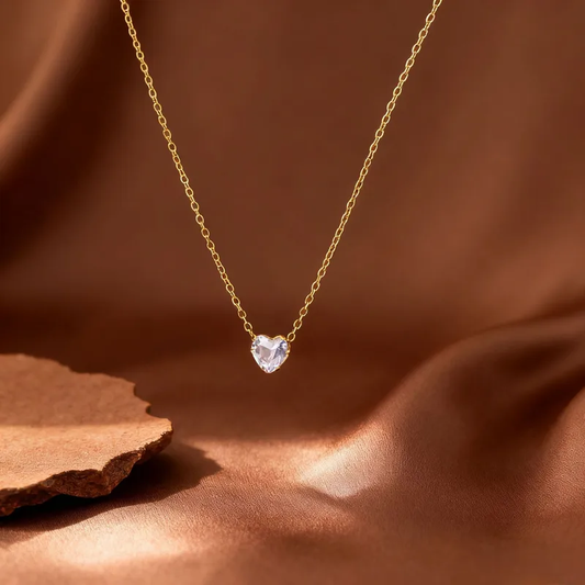 Collier doré en acier inoxydable 316L avec pendentif petit coeur en strass blanc et chaîne fine maille forçat.