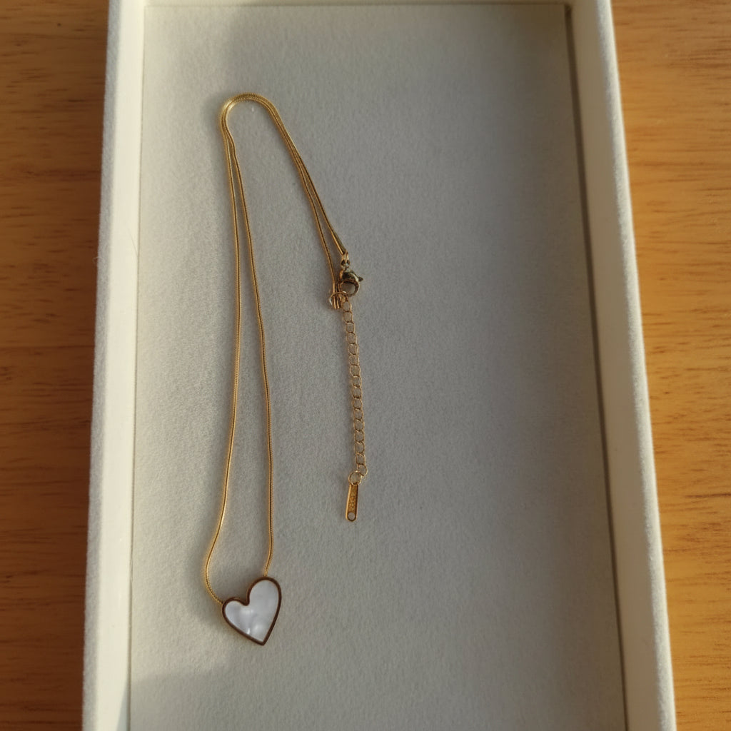 Collier doré en acier inoxydable 316L à fine chaîne maille serpent orné d'un cœur en nacre de 1,5 cm.