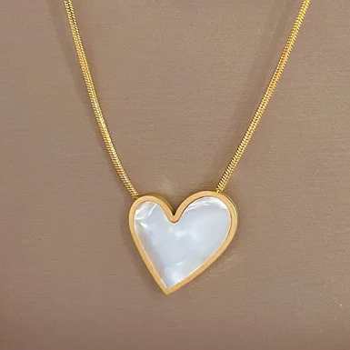 Collier doré en acier inoxydable avec fine chaîne maille serpent et petit cœur en nacre de 1,5 cm