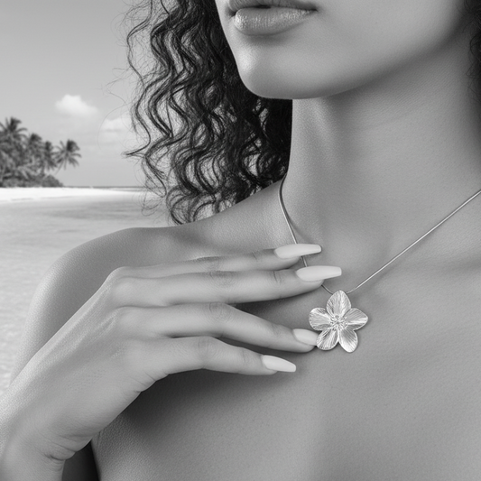 Collier argenté en acier inoxydable 316L à chaîne maille serpent et pendentif fleur tropicale, bijou bohème porté par une femme