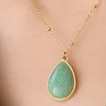 Collier doré en acier chirurgical avec pendentif en pierre naturelle Amazonite et chaîne perlée – bijou bohème – Swann Bijoux